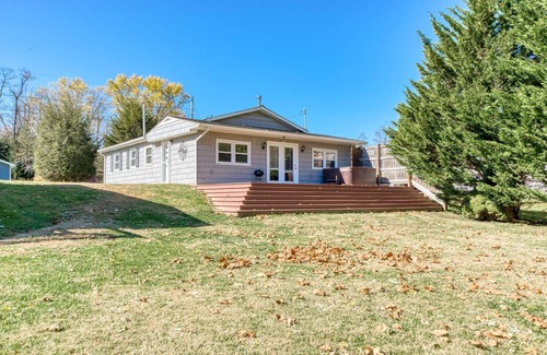 Belspring Casa | Riverfront 3 BD house, 20 minutes away from VT | All Amenities