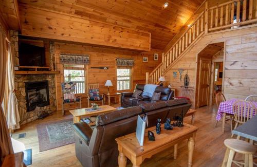 Todd Casa | New River Front Log Cabin- 30 Mins to Skiing, Fire Pit, Dogs OK