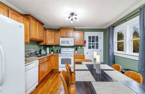 Summerlee Cabina | New River Gorge Cottage w/ Fire Pit, Grill & Hot Tub
