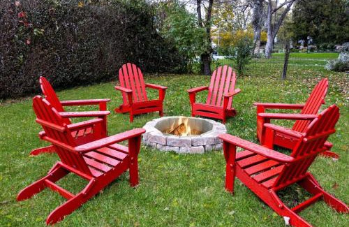 Summerlee Casa | New River Gorge Cottage w Hot Tub, Fire Pit, Grill