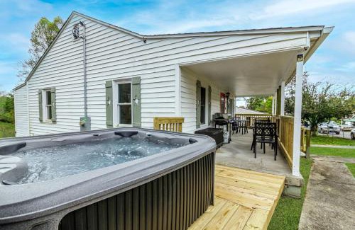 Summerlee Casa | New River Gorge Cottage w Hot Tub, Fire Pit, Grill