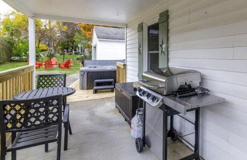 Summerlee Casa | New River Gorge Cottage w Hot Tub, Fire Pit, Grill