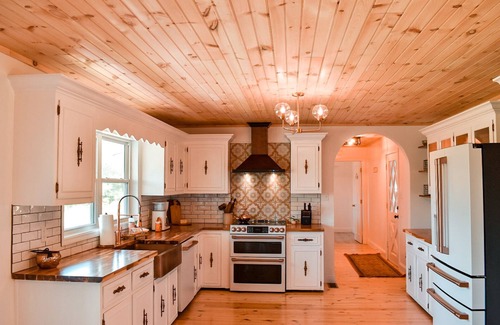 Sevierville Casa | New! River Retreat! Spacious home on the Little Pigeon River!