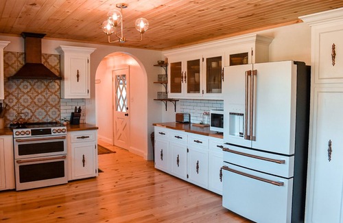 Sevierville Casa | New! River Retreat! Spacious home on the Little Pigeon River!