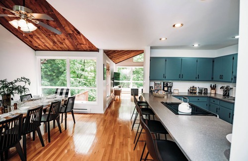 Gouldsboro Cabina | New! Riverfront/6BR/Hottub/Games/Lake Access/Indoor Pool