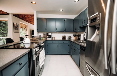 Gouldsboro Cabina | New! Riverfront/6BR/Hottub/Games/Lake Access/Indoor Pool