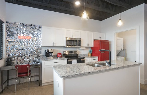 Nashville Condominio | New!* Rock & Roll Retreat Near Airport & Downtown!