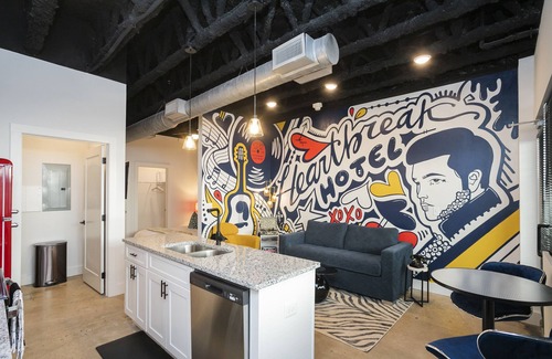 Nashville Condominio | New!* Rock & Roll Retreat Near Airport & Downtown!