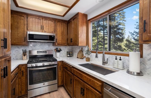 Blue Jay Casa | New! Rustic & cozy cabin w/pool table, deck, garage, dog friendly!