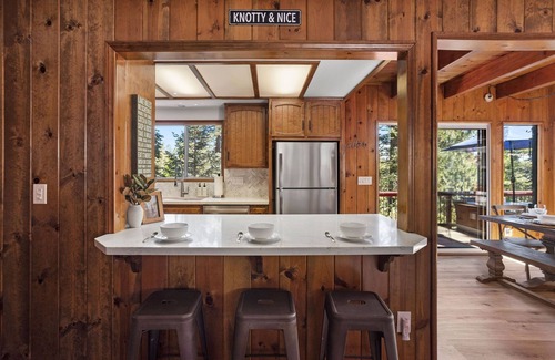 Blue Jay Casa | New! Rustic & cozy cabin w/pool table, deck, garage, dog friendly!