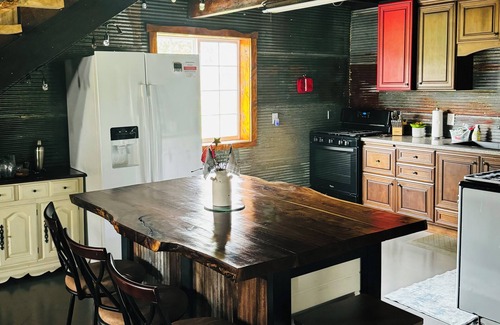Moravia Casa | New Rustic Retreat, Firepit & Games, Hiking, Boating & Fishing near Lake Rathbun