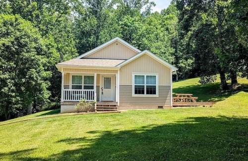 Court House Casa | New! Salamander Hill Cottage by Buffalo Mtn Getaway