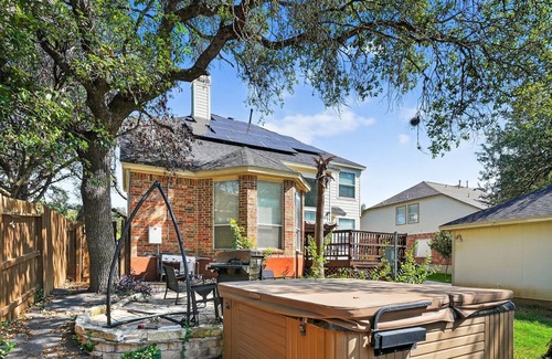 Stone Oak Casa | NEW! San Antonio Oasis Hot Tub & Pool Access