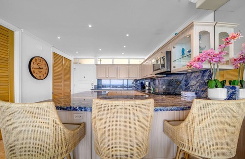 Diamond Head - Kapahulu - St. Louis Condominio | New! Sans Souci 1004 – Oceanfront 1BR Gem w/ Parking + Views