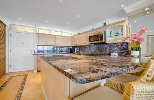 Diamond Head - Kapahulu - St. Louis Condominio | New! Sans Souci 1004 – Oceanfront 1BR Gem w/ Parking + Views