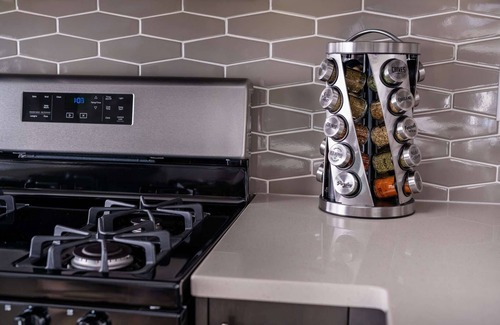 Oak Grove Casa | Nueva construcción en el sudeste de Portland, brillante plano de planta abierto, mesa de futbolín, junto a la estación MAX