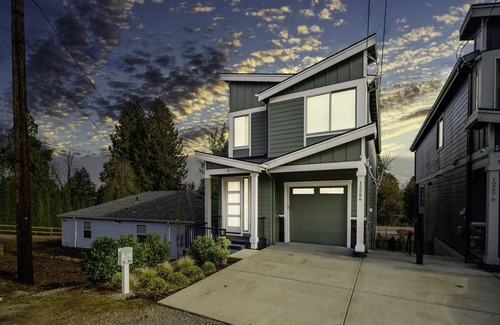 Oak Grove Casa | Nueva construcción en el sudeste de Portland, brillante plano de planta abierto, mesa de futbolín, junto a la estación MAX