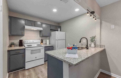 Southwood Valley Apartamento | New! Simplistic Getaway - 3 miles to campus!