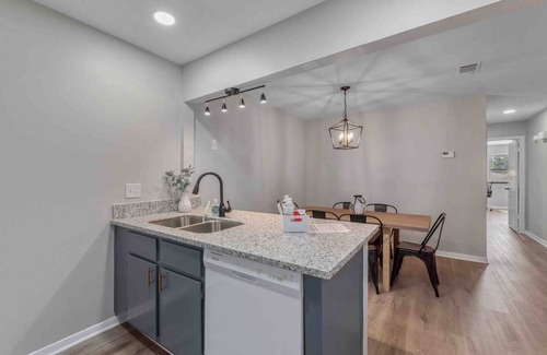 Southwood Valley Apartamento | New! Simplistic Getaway - 3 miles to campus!