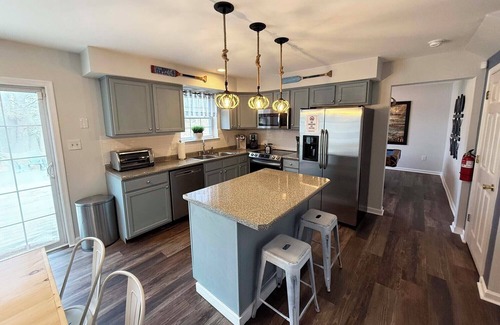Blakeslee Casa | NEW Sinca Shores Lakefront Luxury 5BR - With Hot Tub & Fire Pit