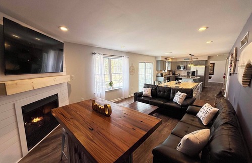 Blakeslee Casa | NEW Sinca Shores Lakefront Luxury 5BR - With Hot Tub & Fire Pit