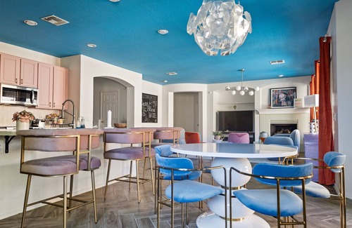Pinal County Casa | NEW! Sleeps 24+ House w/Heated Pool, Arcades, Soda Fountain