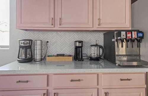 Pinal County Casa | NEW! Sleeps 24+ House w/Heated Pool, Arcades, Soda Fountain