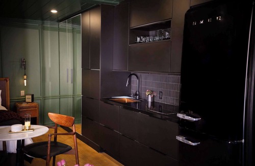 Melrose Casa | The NomadPad Modern Private Studio with Full Kitchen and Yard in the Heart of LA