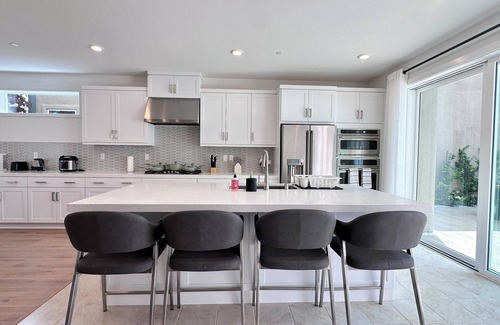 Irvine Casa | New! Solis Park 4-Bedroom Home w/ Backyard