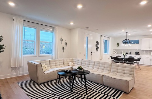 Irvine Casa | New! Solis Park 4-Bedroom Home w/ Backyard