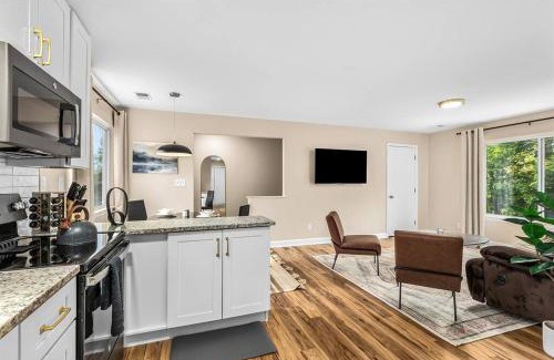 Roseville Apartamento | New! Spacious 1BR King Suite - Great Location