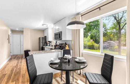 Roseville Apartamento | New! Spacious 1BR King Suite, Prime Location