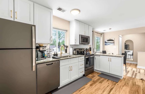 Roseville Apartamento | New! Spacious 1BR King Suite, Prime Location