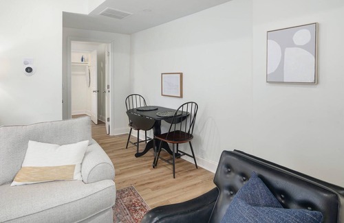 Manayunk Apartamento | New, spacious 2BR with deck and parking