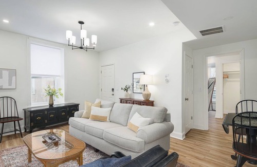 Manayunk Apartamento | New, spacious 2BR with deck and parking