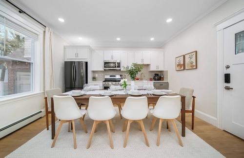 Codman Square Casa | New-Spacious duplex for Groups near Train Downtown parking
