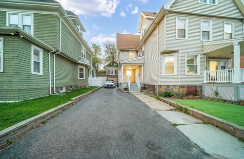 Codman Square Casa | New-Spacious duplex for Groups near Train Downtown parking