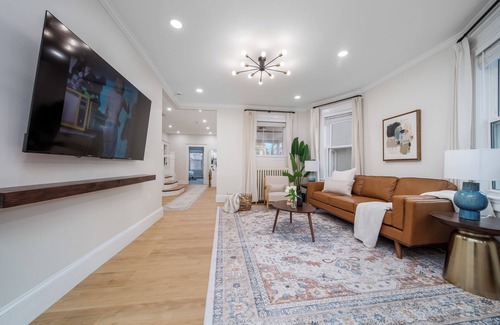 Codman Square Casa | New-Spacious duplex for Groups near Train Downtown parking