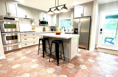 La Grange Casa | New! Spacious midcentury steps from the square in La Grange +15 min to Round Top