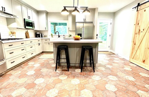 La Grange Casa | New! Spacious midcentury steps from the square in La Grange +15 min to Round Top