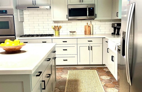 La Grange Casa | New! Spacious midcentury steps from the square in La Grange +15 min to Round Top
