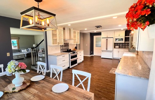 Lawrence Park Casa | NEW Spacious Oasis near quiet beach! Private backyard, games, gorgeous kitchen