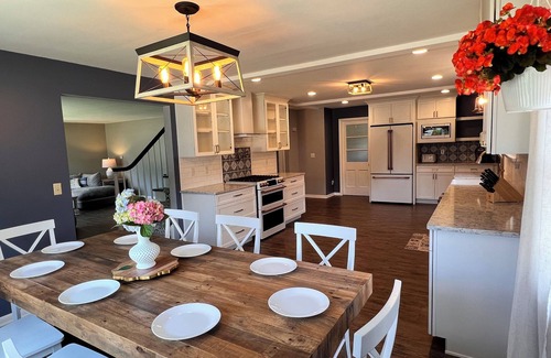 Lawrence Park Casa | NEW Spacious Oasis near quiet beach! Private backyard, games, gorgeous kitchen