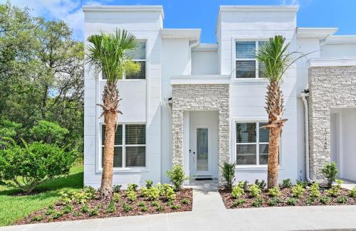 Four Corners Casa | New Spacious & Tranquil Townhouse near Disney - 4BR, 3FB, and Pool