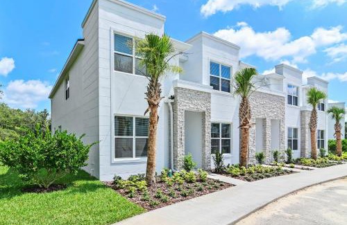 Four Corners Casa | New Spacious & Tranquil Townhouse near Disney - 4BR, 3FB, and Pool