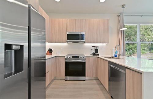 Four Corners Casa | New Spacious & Tranquil Townhouse near Disney - 4BR, 3FB, and Pool