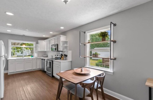 Speedway Casa | NEW Speedway ? Relaxation! (3BR/2BA, sleeps 7)
