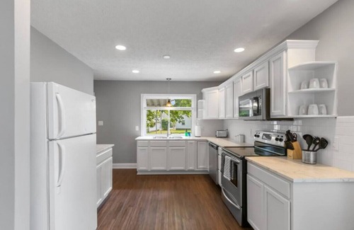 Speedway Casa | NEW Speedway ? Relaxation! (3BR/2BA, sleeps 7)