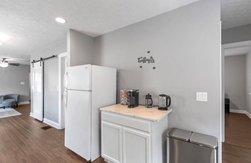 Speedway Casa | NEW Speedway ? Relaxation! (3BR/2BA, sleeps 7)