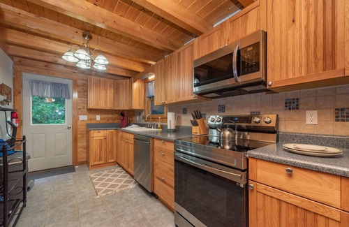 North Glade Hills Casa | New! Star View Lodge: Lake Area, Dogs OK, A/C, Hot Tub!